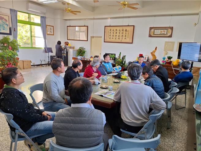 台中市乌日区东园国小北栋校舍建成数十年，校舍墙面壁癌、漏水，地基遭掏空，台中市议员林昊佑日前邀集相关单位会勘。（市议员林昊佑提供／潘虹恩台中传真）