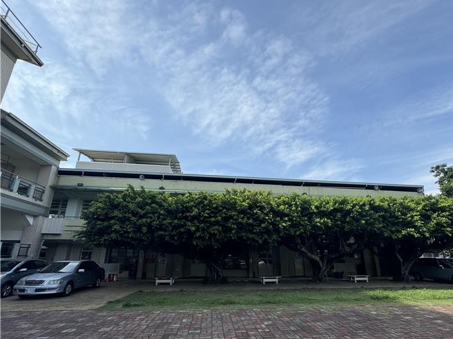 台中市乌日区东园国小北栋校舍建成数十年，虽目前安全无虞，但旧校舍墙面壁癌、漏水，地基遭掏空，与新建行政大楼高低落差约2公尺，不利于无障碍空间规画。（潘虹恩摄）