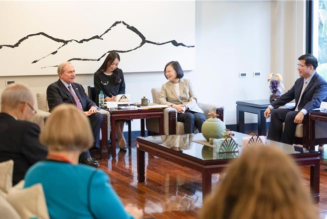 蔡英文总统6日接见「亚太坚韧研究基金会访团」(总统府提供)