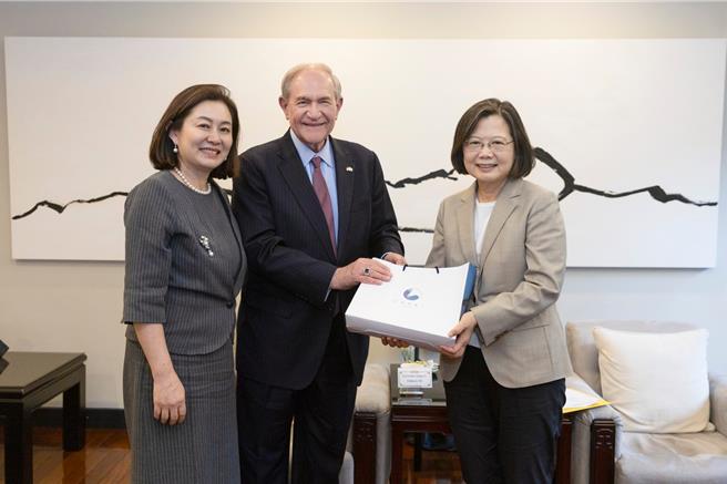 蔡英文总统6日接见「亚太坚韧研究基金会访团」(总统府提供)