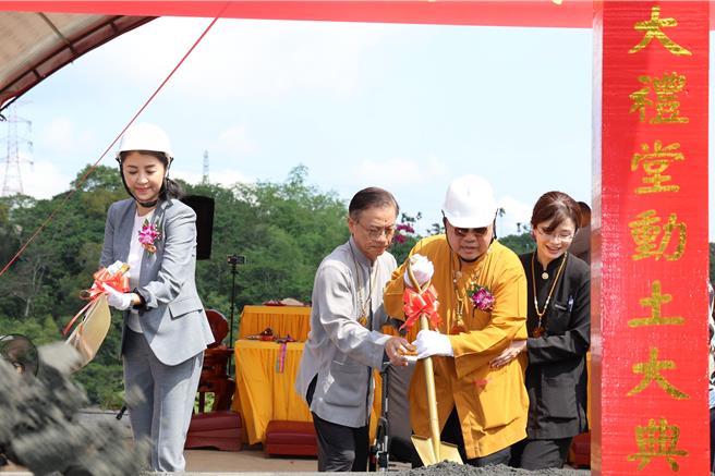 混元禅师斥资12.8亿元兴建「唯心大礼堂」，6日亲自主持动土大典，南投县长许淑华等人受邀执铲，祈愿工程顺利。（南投县政府提供／杨静茹南投传真）