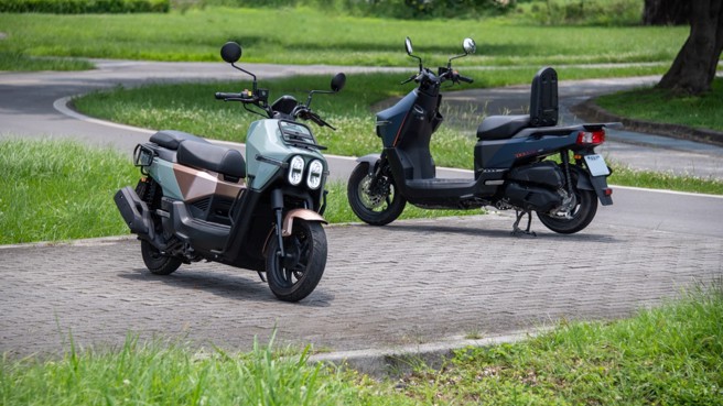 KYMCO「大乐Dollar」拥有多变的骑乘模式与配件，试驾车分别为泥湖绿（左）、雾海蓝（右）车色。（陈大任摄）