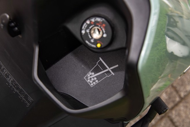 大型置杯架，底部有可爱的图示。（陈大任摄）