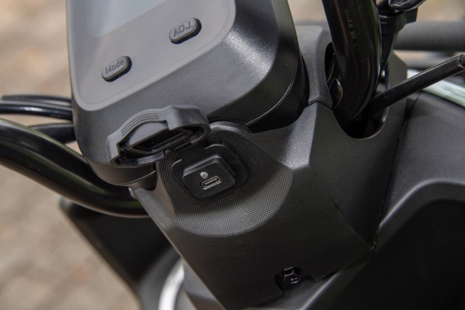 仪表后方有附防水盖的USB TYPE C充电孔。（陈大任摄）