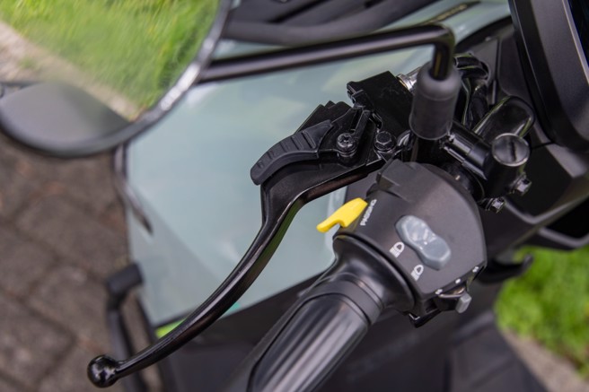 手煞车适用于陡坡上停车之用。（陈大任摄）