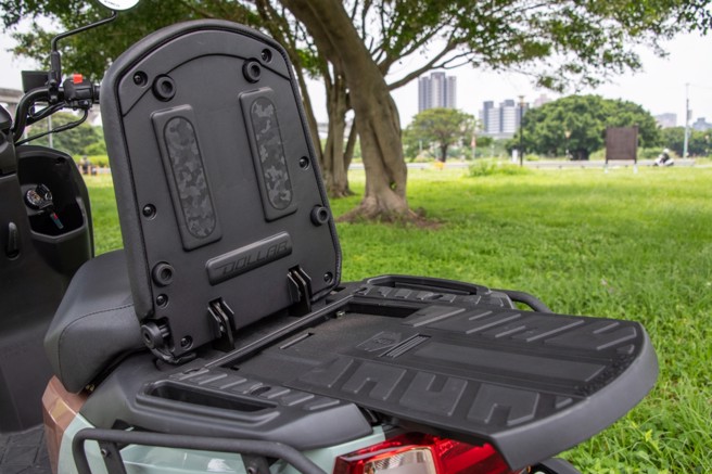 光阳最新专利「翻Tech」车架，可快速切换载人与载物双模式，后载平台可达40kg荷重。（陈大任摄）
