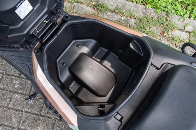 置物箱具深度，可轻松装进一顶3/4安全帽。（陈大任摄）