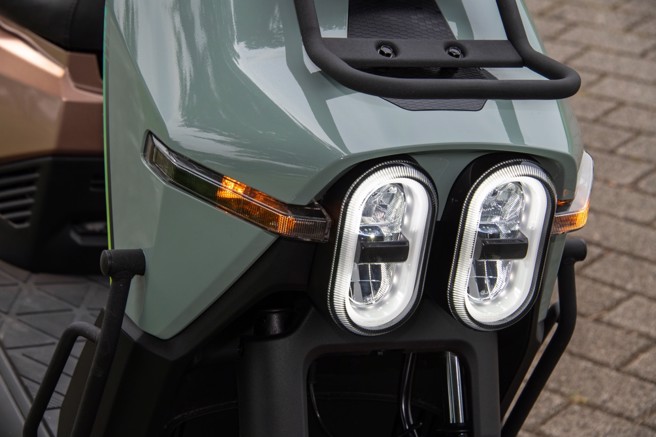 汽车级CLASSD D双LED头灯。（陈大任摄）