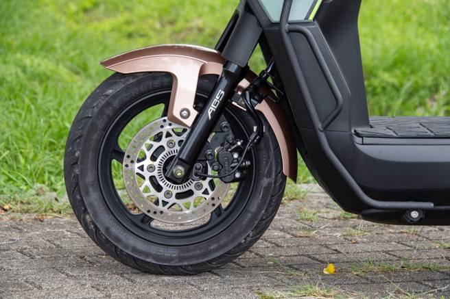 12吋前轮搭配ABS及226mm超大前碟盘。（陈大任摄）