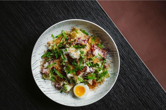 萝蔓沙拉、枫糖培根、帕玛森酱汁。（WILDWOOD提供／吴娮翎台北传真）