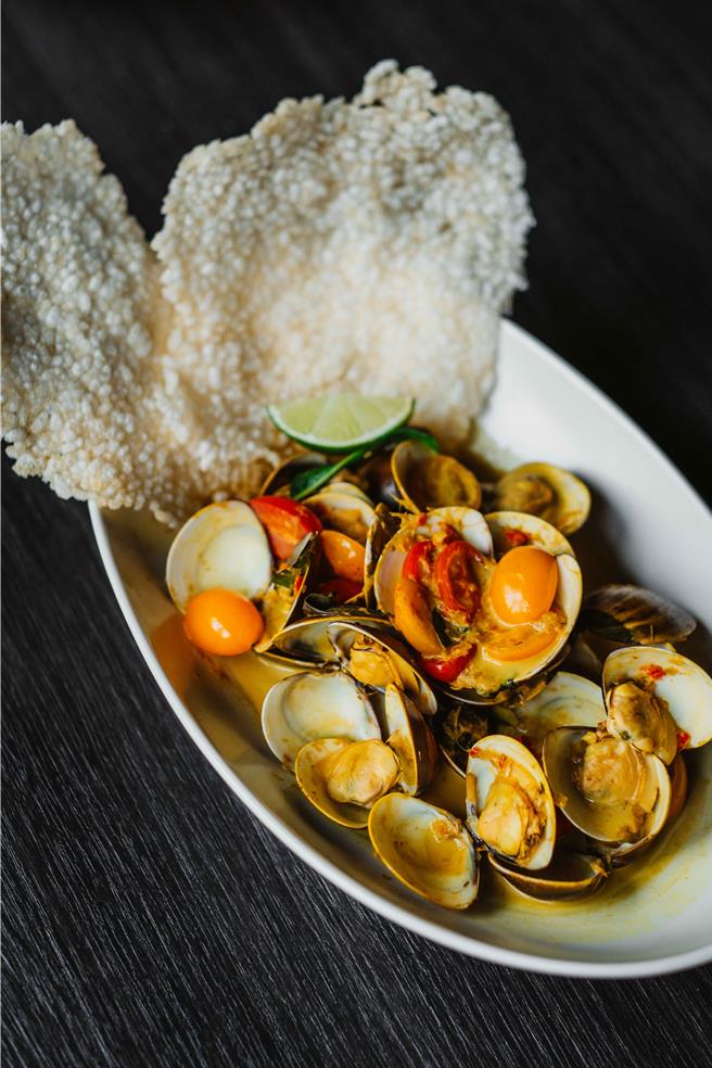 参巴酱炒蛤蜊、柠檬、米饼。（WILDWOOD提供／吴娮翎台北传真）