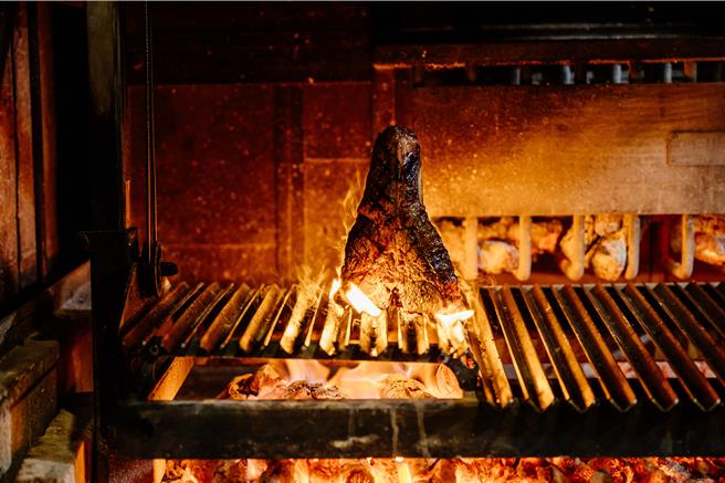 48oz Porterhouse 红屋牛排。 （WILDWOOD提供／吴娮翎台北传真）