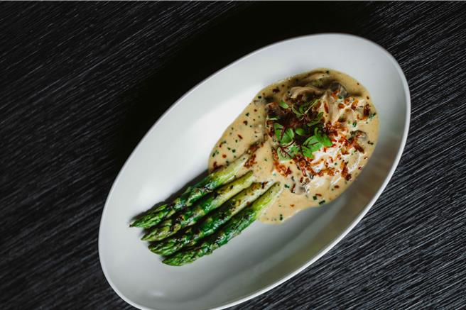 炙烤芦笋、蘑菇酱、培根。（WILDWOOD提供／吴娮翎台北传真）