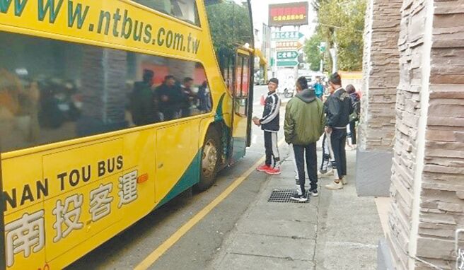 對於是否要比照國外嚴格審查校車司機，遊覽車公會認為與其挑人，不如從源頭管理。此為示意圖。（取自教育部網站／李侑珊台北傳真）