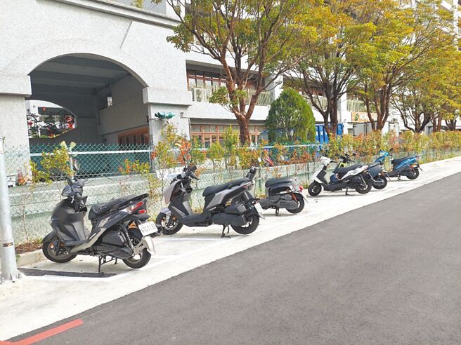 新北市中和區中山路3段63巷經過「新北美樂地2.0」專案改善後，不僅巷道拓寬，更增設73個免費機車停車格紓解當地停車壓力。（新北市工務局提供／呂健豪新北傳真）