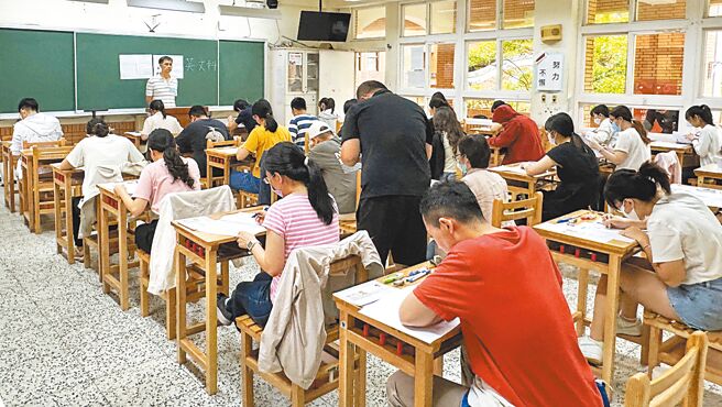 新北市公立高中教師聯合甄選初試5日登場，共有34個科別、116名教師缺額，有4154人報名應試，錄取率約為2.8％。（新北市教育局提供／陳慰慈新北傳真）