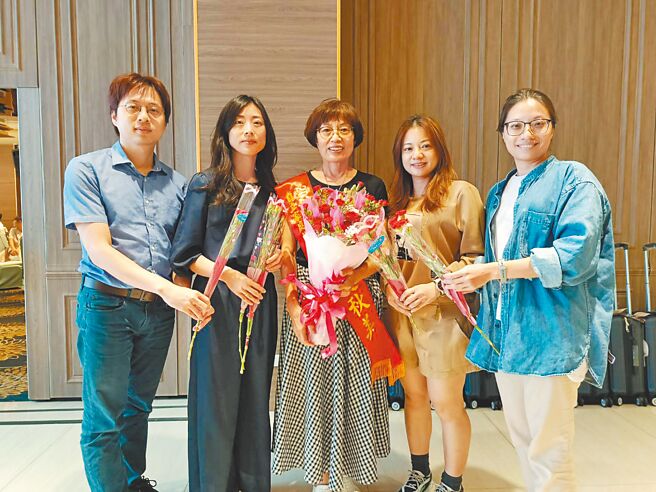 身型嬌小的趙秋美（中），當過聯結車司機，更曾經1天兼3份工作，每天幾乎只睡2、3個小時，只為擔起照顧3女1兒的重擔，如今兒女事業有成，她更獲頒彰化家扶自立家庭模範母親獎。（葉靜美攝）