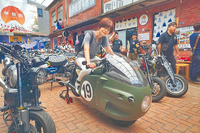 布玛号车主小昀（前）骑上爱车，她家中有5辆MONKEY，祖孙3代都骑MONKEY，其中有2辆是布玛号。（罗琦文摄）