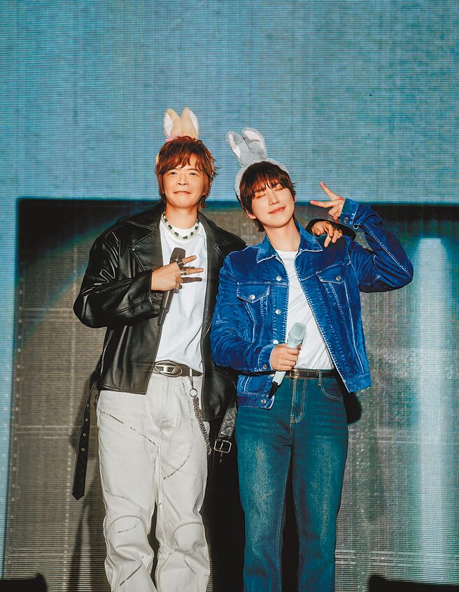 圭贤（右）5日演唱会上，跟嘉宾阿璞一起戴上兔耳髮箍装可爱。（D-SHOW提供）