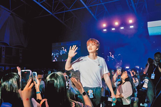 圭贤在5日的演唱会上，跟眾粉丝们相约8月再见。（D-SHOW提供）