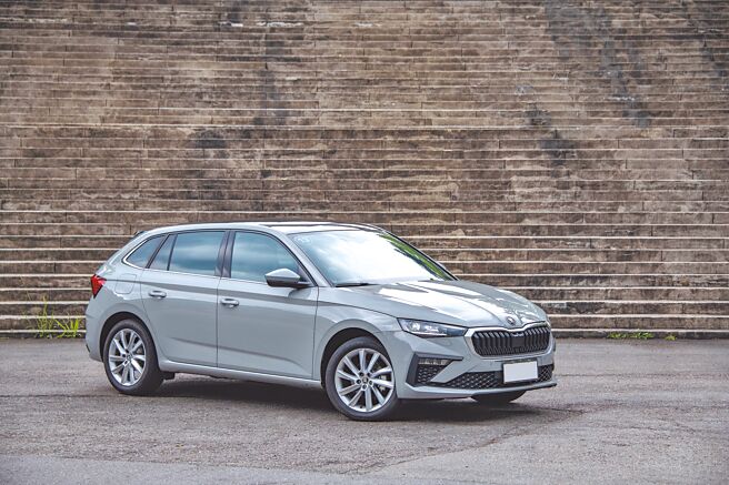 Skoda Scala配备全新锻黑3D立体水箱护罩，以亮黑与雾黑交错设计，保杆下方气坝则以雾黑水晶造型呼应，搭配Matrix LED复眼头灯，让车头极具电眼魅力。（陈大任摄）
