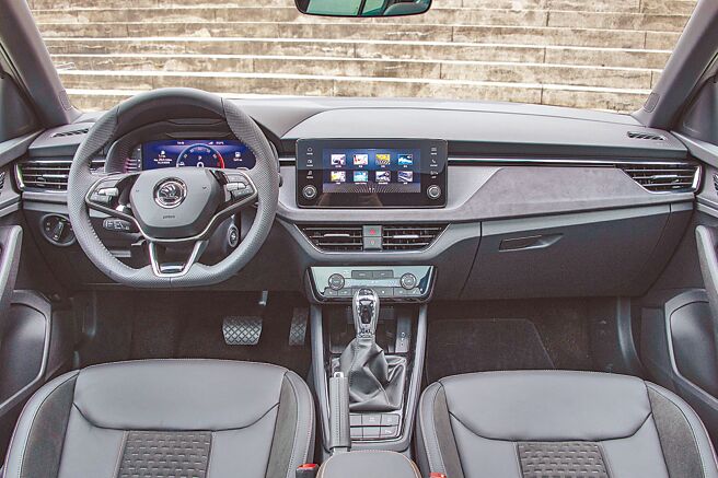 内装採黑色Suedia、真皮、金属相搭。（陈大任摄）