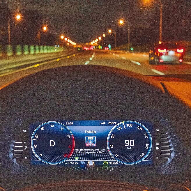 10.25吋全彩数位仪表。（陈大任摄）