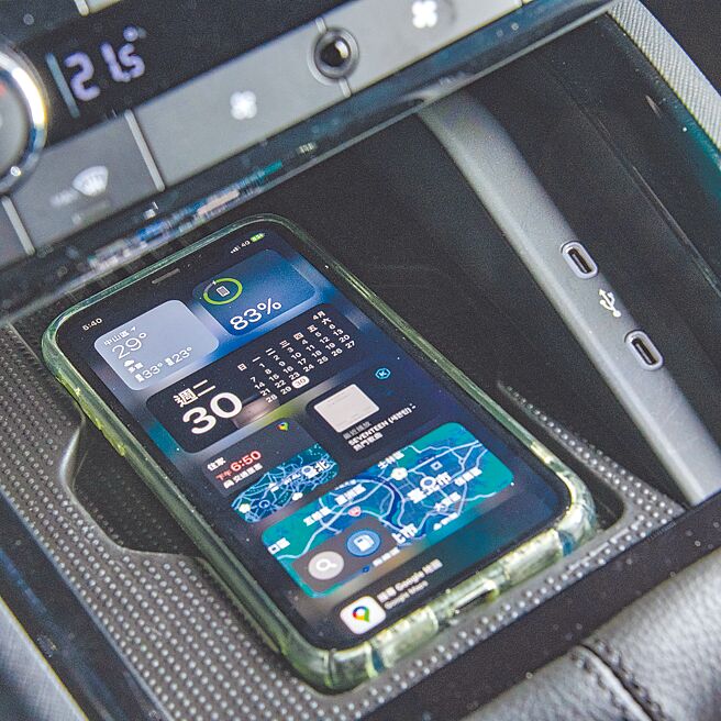 无线充电由5w提升至15w。（陈大任摄）