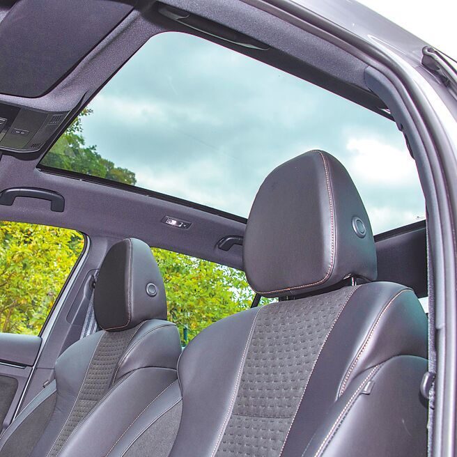 试驾车选配全景式玻璃车顶。（陈大任摄）