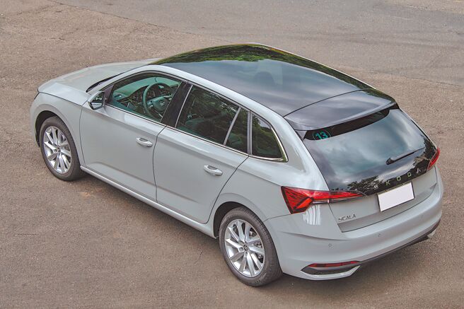 车尾品牌标志为「SKODA」字体。（陈大任摄）