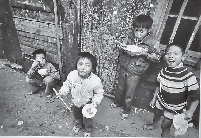 報導文學工作者關曉榮用鏡頭記錄基隆八尺門的原住民聚落故事。（本報資料照片）