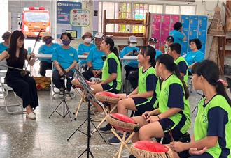 老幼共學 泰源國小學童教部落長輩打空靈鼓 
