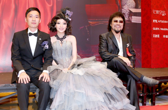 張菲媳婦秀辣腿慶31歲生日　曝尪有強迫症還飆國罵