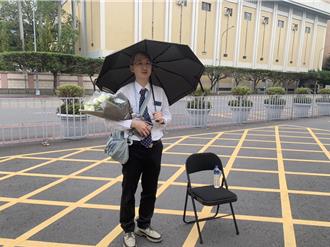 聲援他？ 基隆地院法官李岳「捧白玫瑰、撐黑傘」獨站司法院前