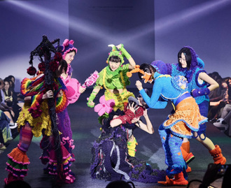 輔大織品系畢展「織繭」 寓意交織絢爛蛻變成蝶