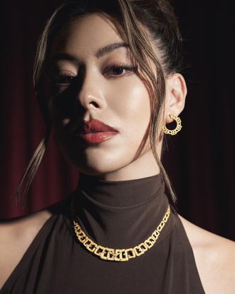 「時尚辣媽」蔡詩芸  戴金飾代言母愛氣場強