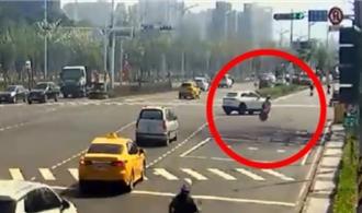 高雄女駕車右轉「鬼切」   男騎士摔倒遭撞上身亡