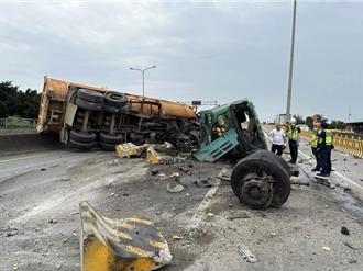 西滨快速道路曳引车自撞翻覆　竹南段南下94.1公里交通受阻