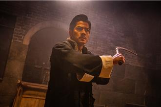 郭富城持鐮刀殺進《九龍城寨》 與古天樂上演剃鬍兄弟情