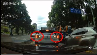 女人的第六感！前車亮起「倒車燈」 結果預言成真了