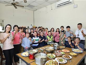 1人1道「手路菜」派出所庆母亲节 警送康乃馨感谢