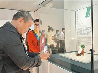 故宮國寶「翠玉白菜」旁簽文件挨轟  南美館發聲了