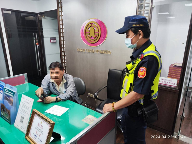 阿北急匯款幫「美國軍醫」付違約金，險遭詐騙8.5萬元，員警與行員及時阻詐。（翻攝畫面）