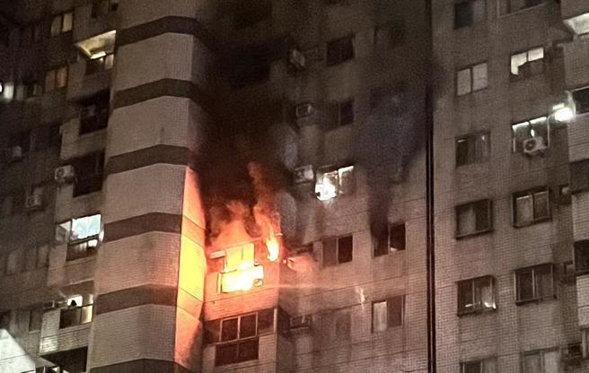 集合式住宅大楼8楼窜火，父女躲在厕所，被救出时已无生命迹象，送医抢救仍伤重不治。（台中市消防局提供）