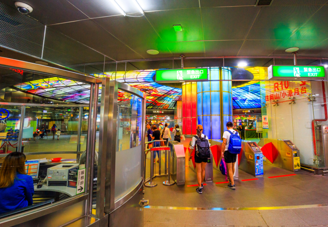 Mana带工程师爸爸体验高雄捷运，爸爸对于站内设计、整体系统以及QR Code车票感到相当惊艳。（图：shutterstock／达志）