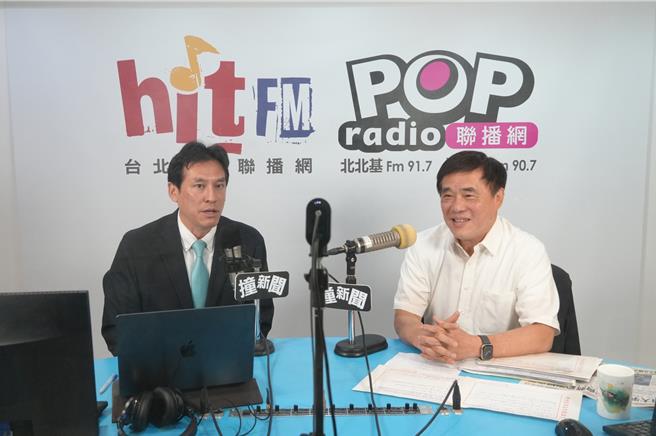 台北市前市長郝龍斌（右）7日上午接受《POP撞新聞》，針對京華城容積獎勵案，郝龍斌直言，京華城不是危老建築也不符合都市更新條例，有很多不合理、不合法的地方，當時身為主事者柯文哲，應該做清楚說明。（《POP撞新聞》提供／丁上程台北傳真）