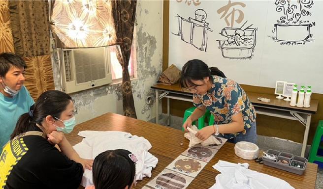 中央大学学生徐瑜君带领染布活动。（青年署提供／林志成台北传真）