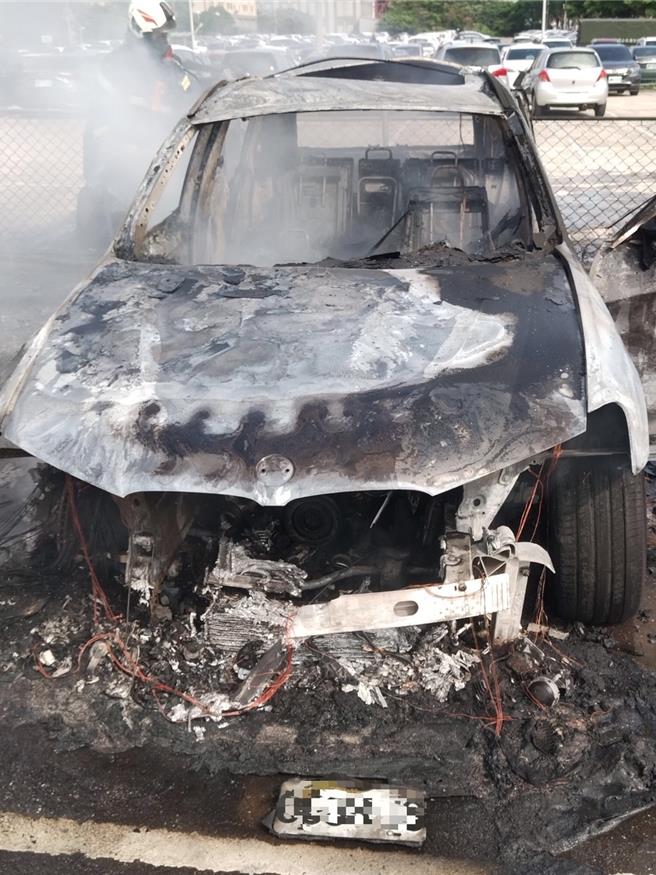 BMW停车突起火烧成火球，还波及后方宾士。（翻摄照片／蔡依珍桃园传真）