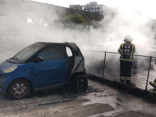 BMW停车突起火烧成火球，还波及后方宾士。（翻摄照片／蔡依珍桃园传真）