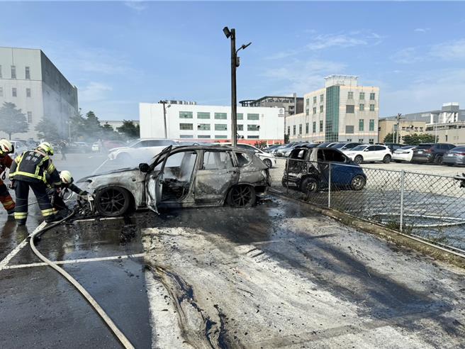 BMW停车突起火烧成火球，还波及后方宾士。（翻摄照片／蔡依珍桃园传真）